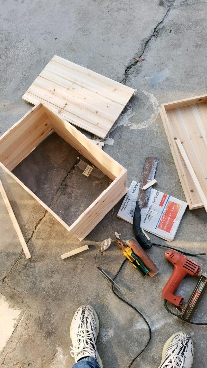 听哥劝,蜂箱买,别自己做,你会发现自己做一个的成本网上能买2