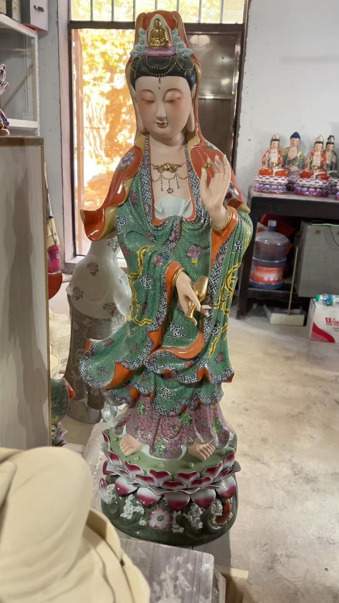 站莲滴水观世音菩萨尊像,景德镇手工陶瓷粉彩雕塑摆件,高度1米