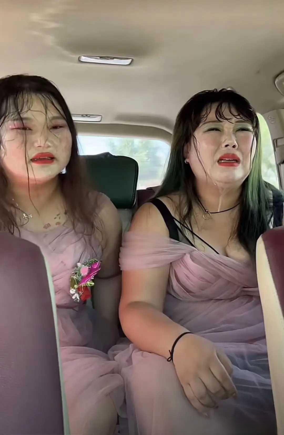 新娘与伴娘精心维持的优雅形象被击得粉碎展露无遗的皆是狼狈模样