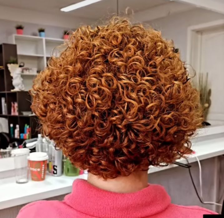 短发烫小卷:中年女性的时尚新宠