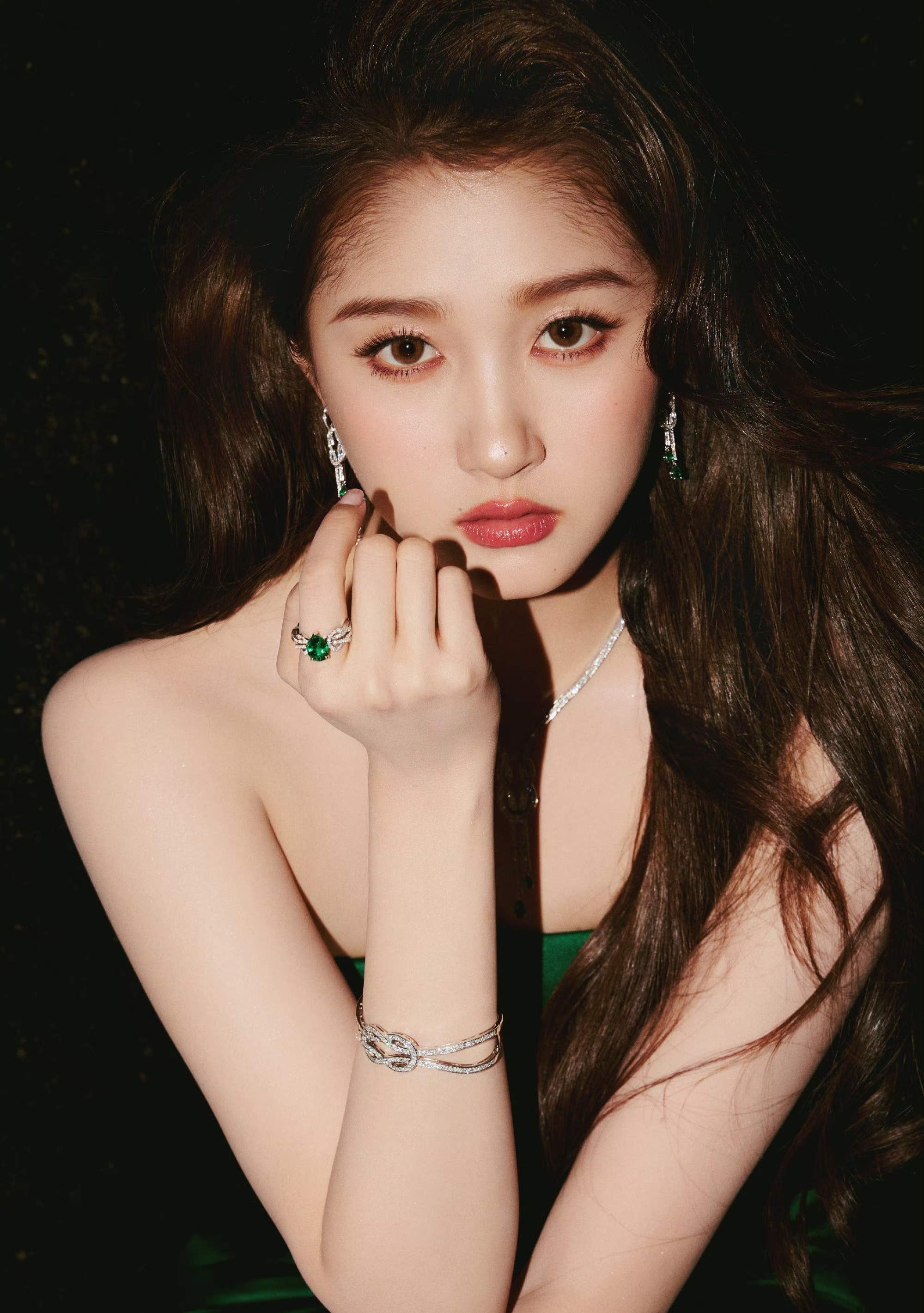 百家快评# 关晓彤祖母绿高珠绿色绸缎抹胸裙造型华丽又典雅,与她迷人