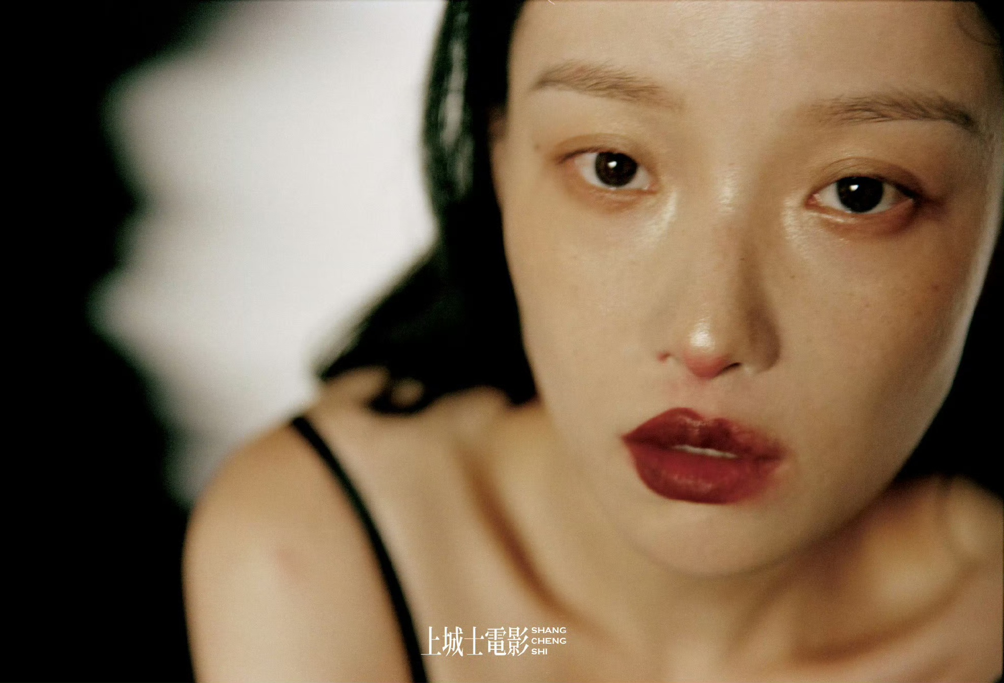 百家快评# 倪妮新电影《捆绑上天堂》概念海报眼神好绝啊,总是能兔览