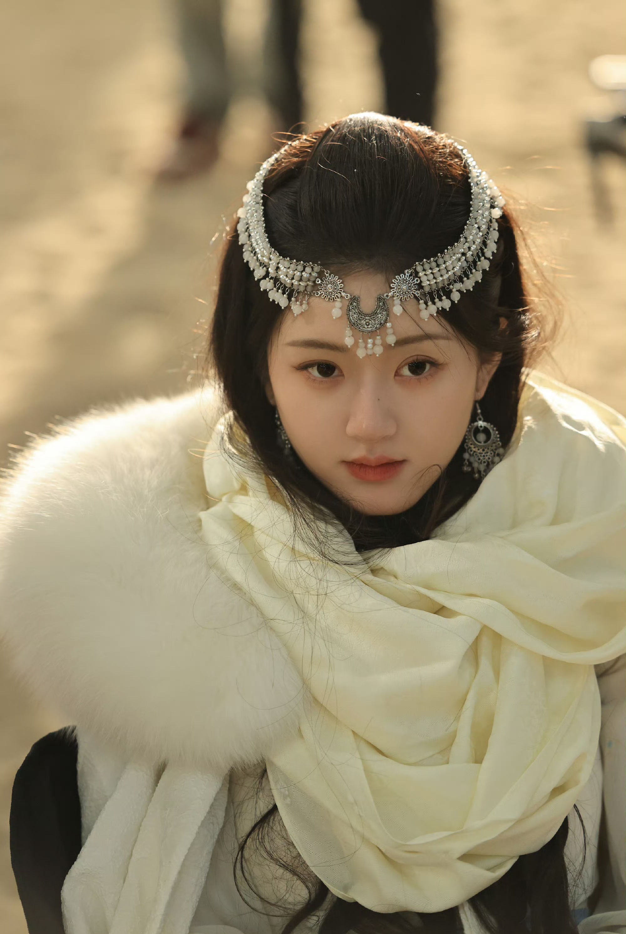 百家快评# 赵露思白色异域风古装造型太美了,素色果然很适合她的浦适