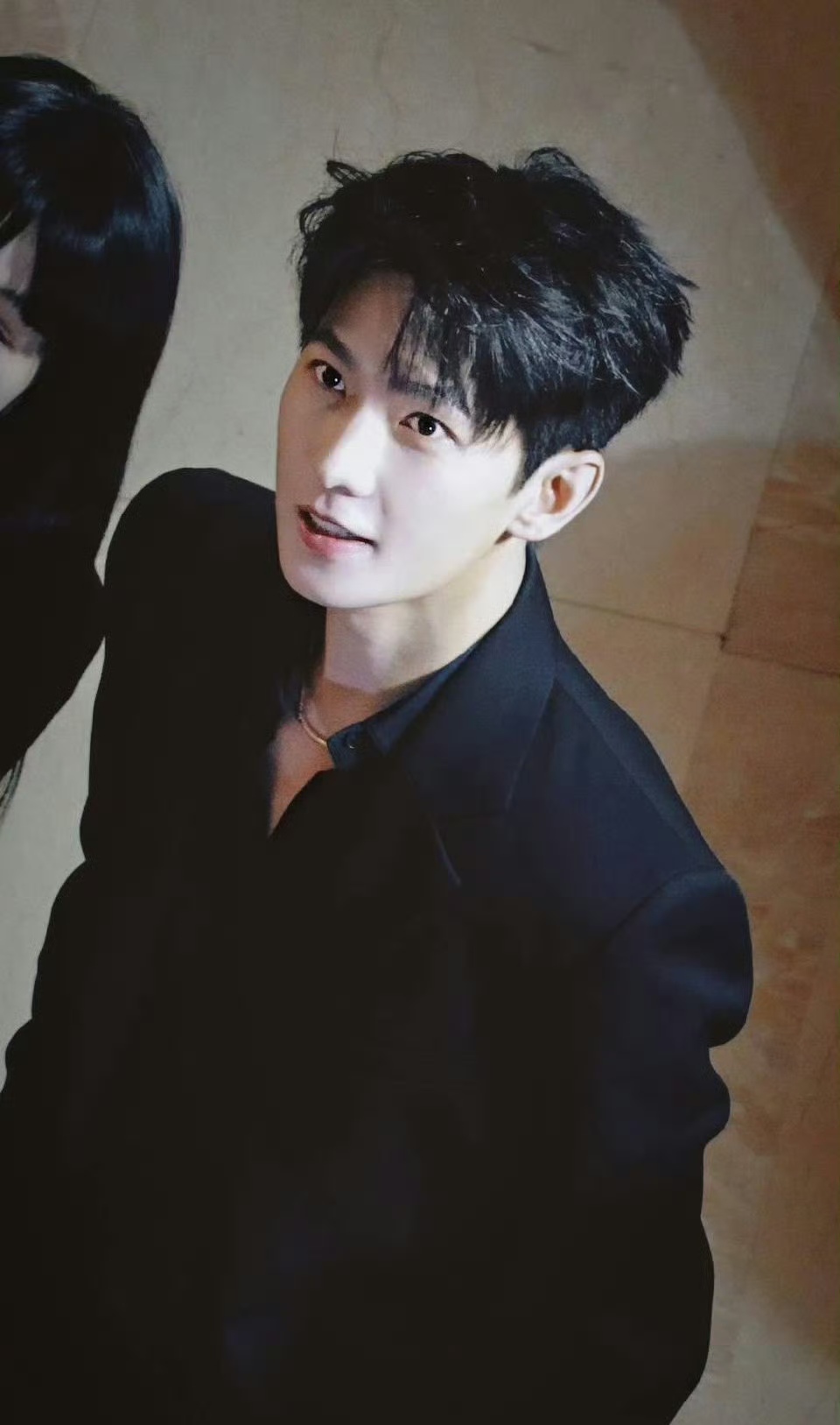 百家快评# 杨洋上海宝格丽线下活动现场黑西装造型好帅气呀,简直是