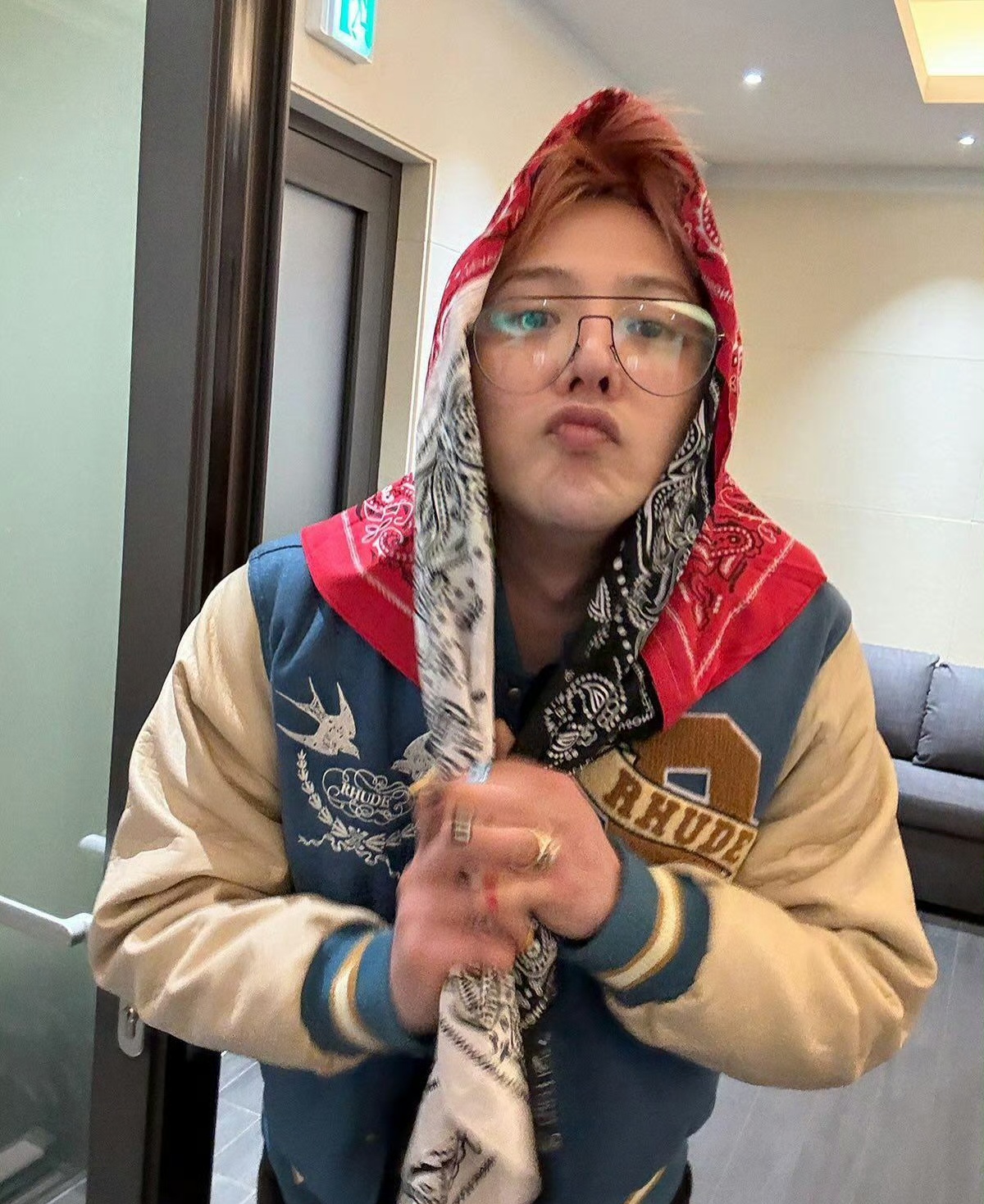 百家快评# 权志龙sbs彩排,龙哥果然还是戴上他的头巾,哈哈好可爱,撅