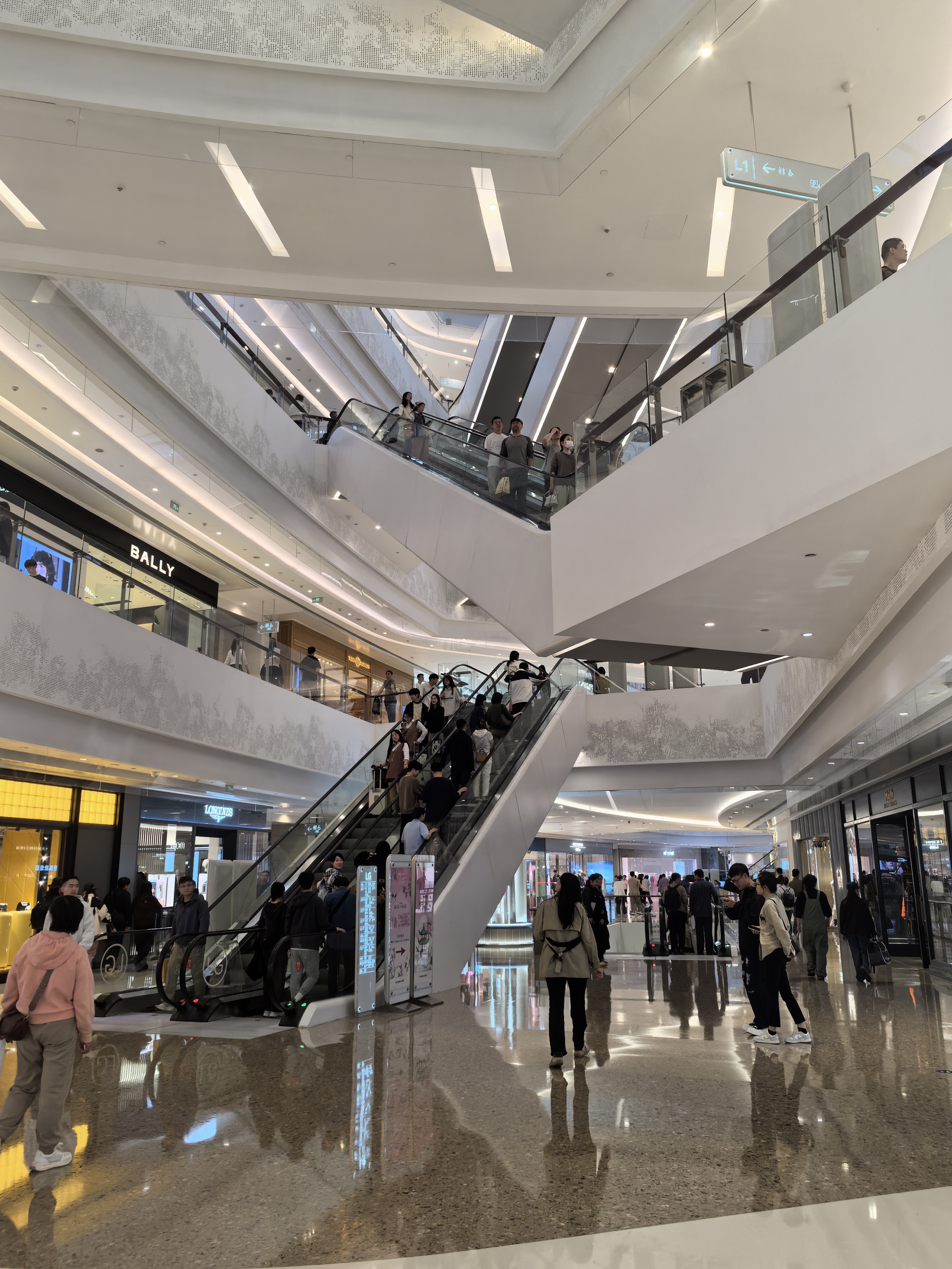 周末去哪儿玩# 青岛万象城是青岛无人最多的商场了吧,一到周末就瘸北