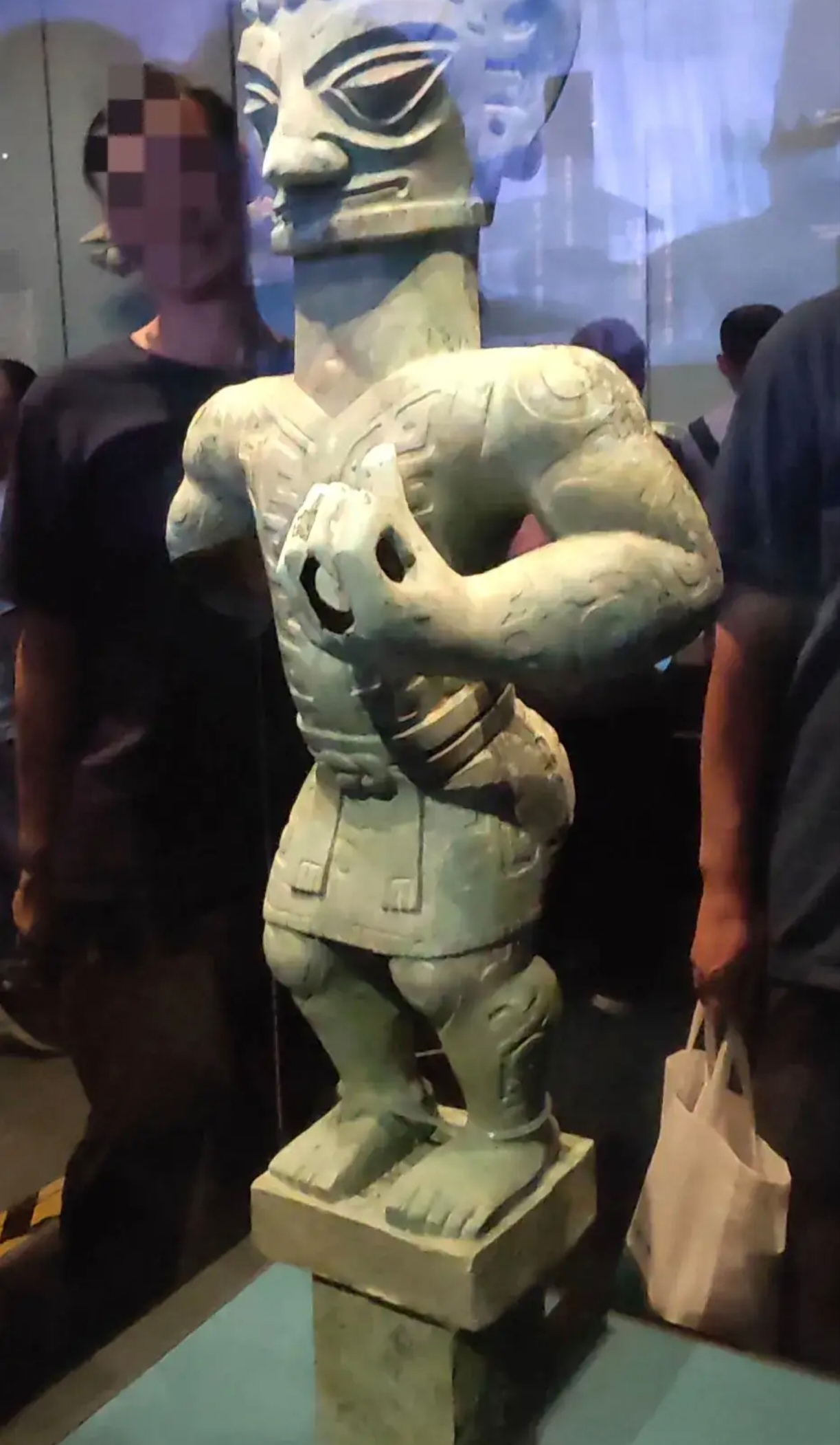 "北京大运河三星堆展,一个玻璃展台前围满了人