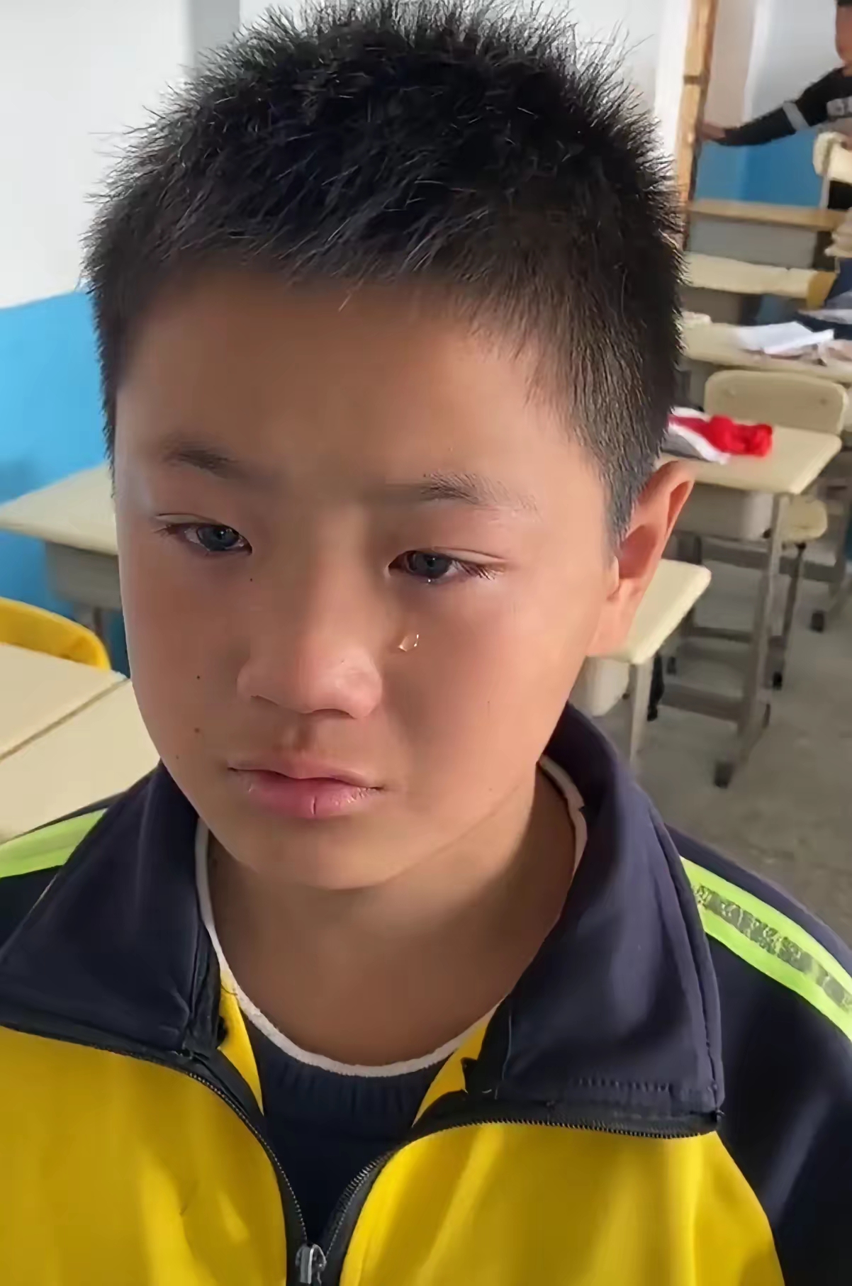 我们班这小男孩太可怜了