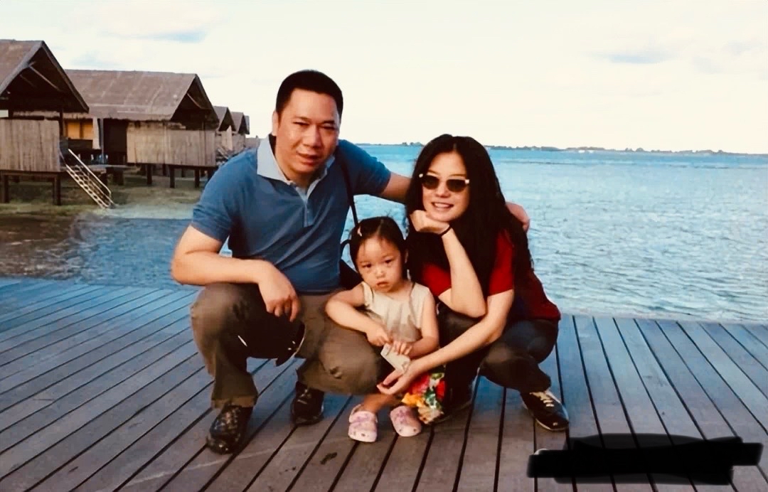 赵薇前夫黄有龙被爆婚内出轨家教,已生子另组家庭