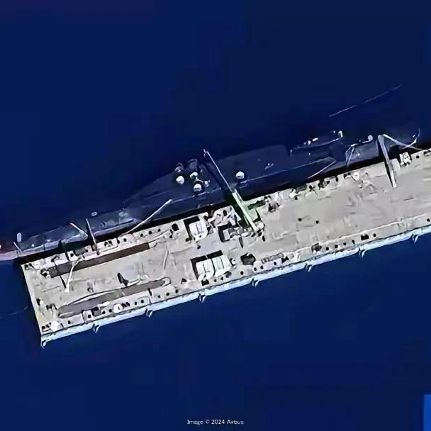 卫星图显示,094"大黑鱼"光明正大的用吊车在装填"东西",而且是3艘一起