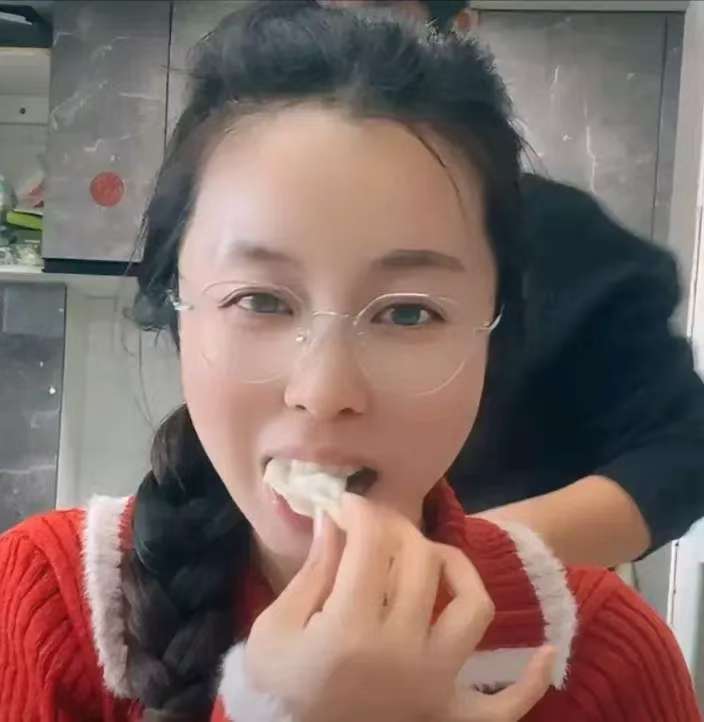 刚认亲那二年,田静一开播,直播间三四万人,最高六七万,直播间华子