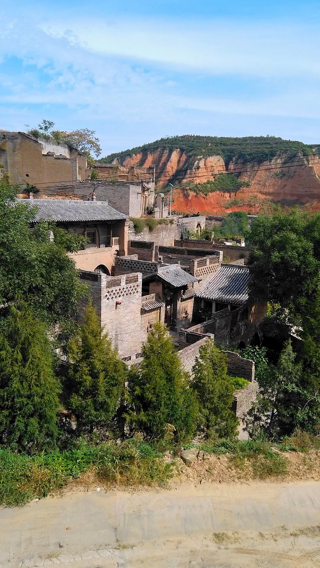 山西灵石大山深处的古村落,几十座明清老宅,依山而建!