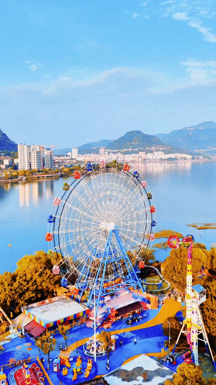 沐浴阳光,感受秋意,开州汉丰湖的金色午后,人生处处是风景