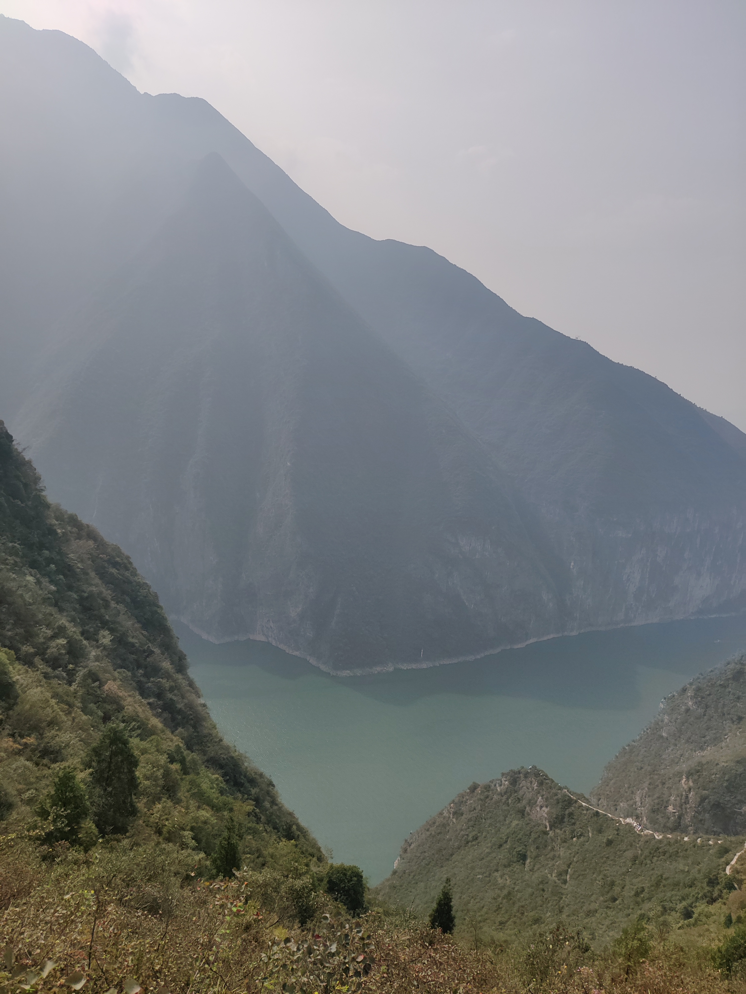 泥巴山两重天风景图片图片