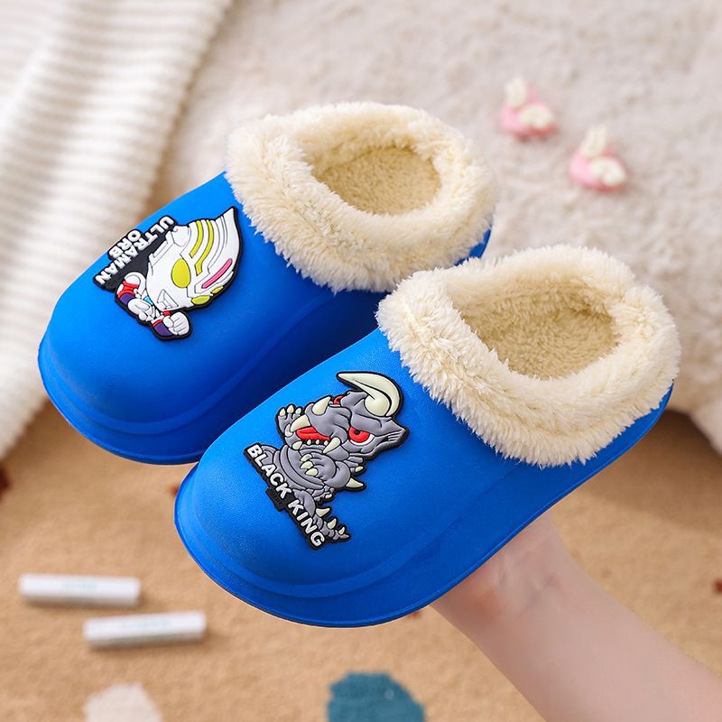 刚从幼儿园回来,迫不及待地脱下鞋子,换上了他最爱的新款奥特曼棉拖鞋