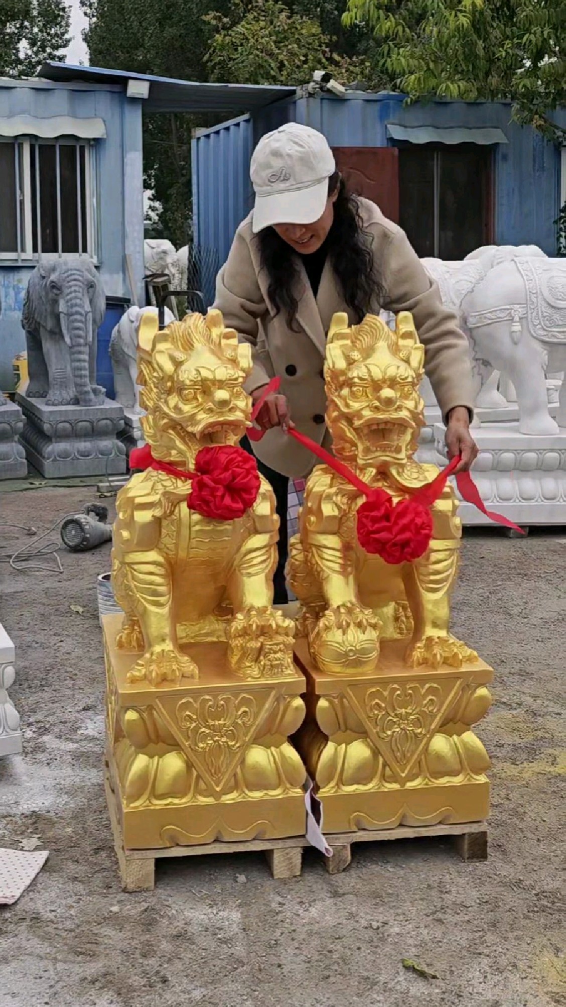 酒店会所门口石雕麒麟,黄金麒麟吉祥摆件
