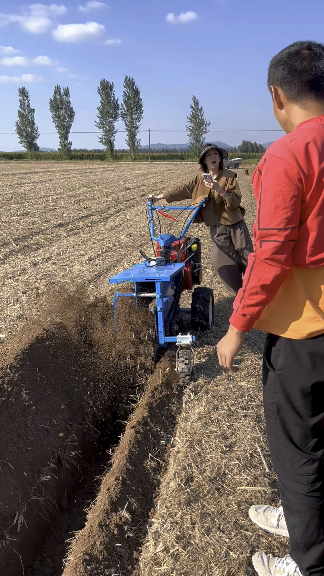 果园开沟施肥机,农田排水挖沟机,一小时150米左右