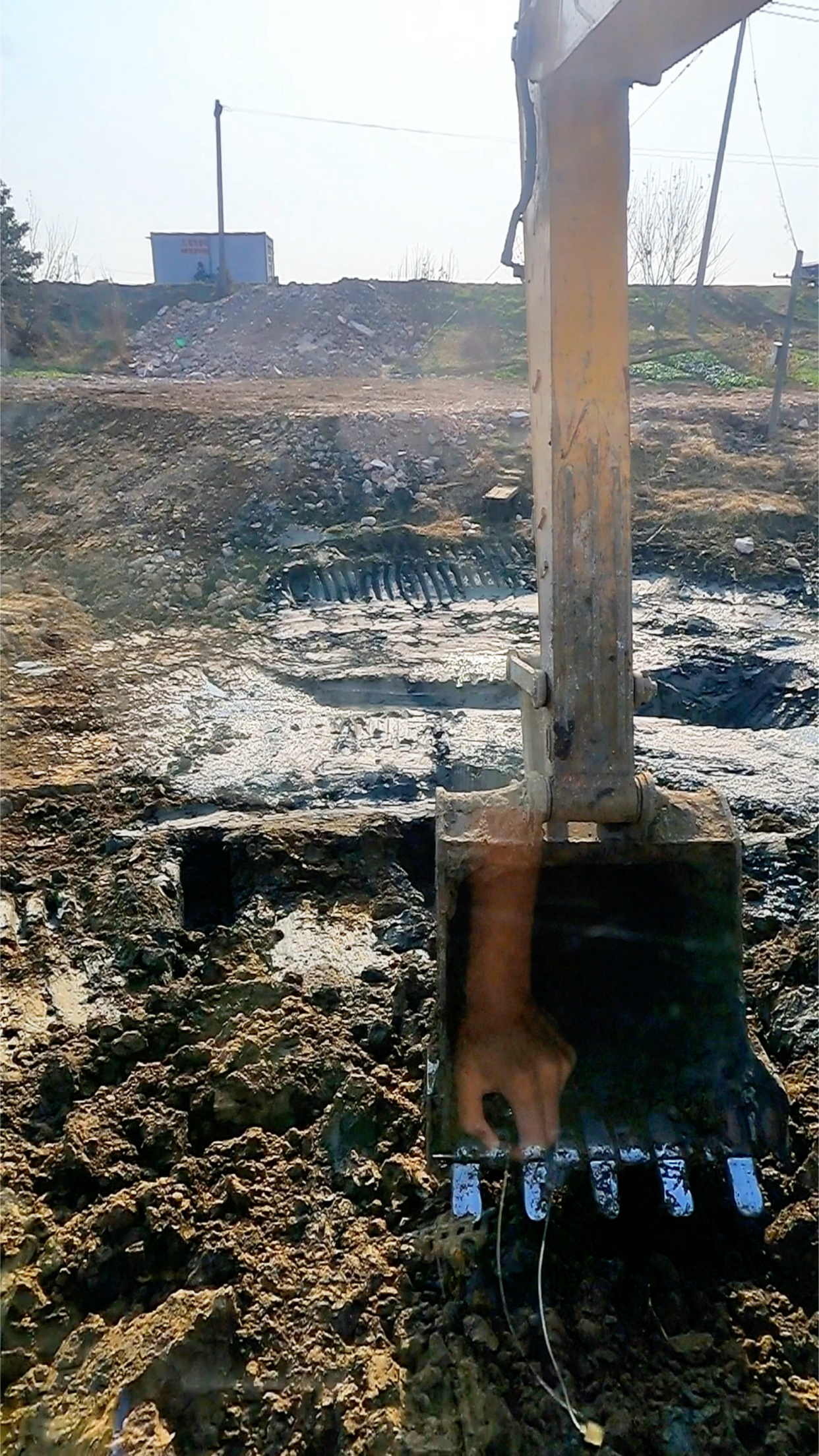 为了挖条排水沟,挖机陷进去了