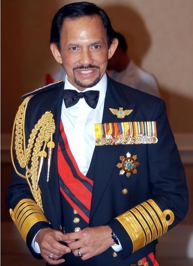 作为绝对君主,文莱的苏丹(国王)不仅仅是政府和国家元首,他还兼任首相