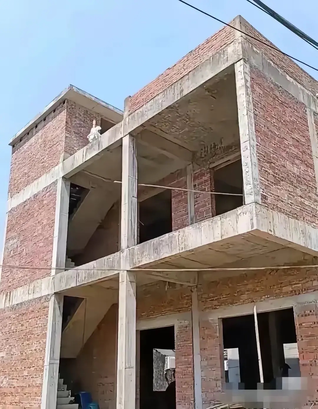 我好奇地问房主原因,没想到他回答说:"这是框架结构,不需要柱子,上面