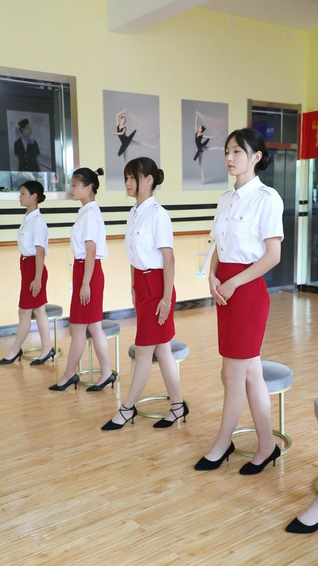 乘务专业小姐姐如座礼仪练习中!