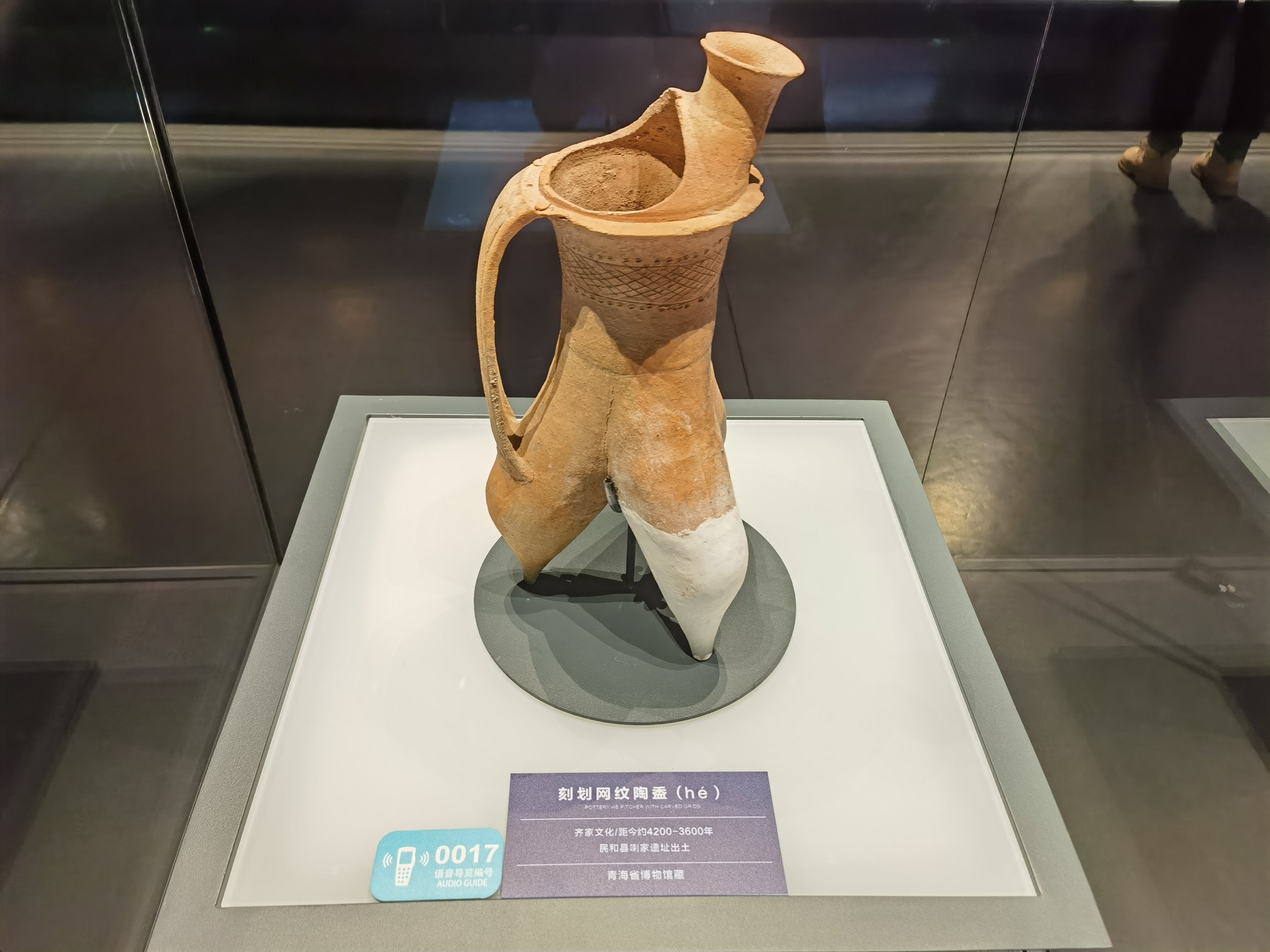 它叫刻划网纹陶盉,是一种古代的盛酒器,也可以用来调和酒和水