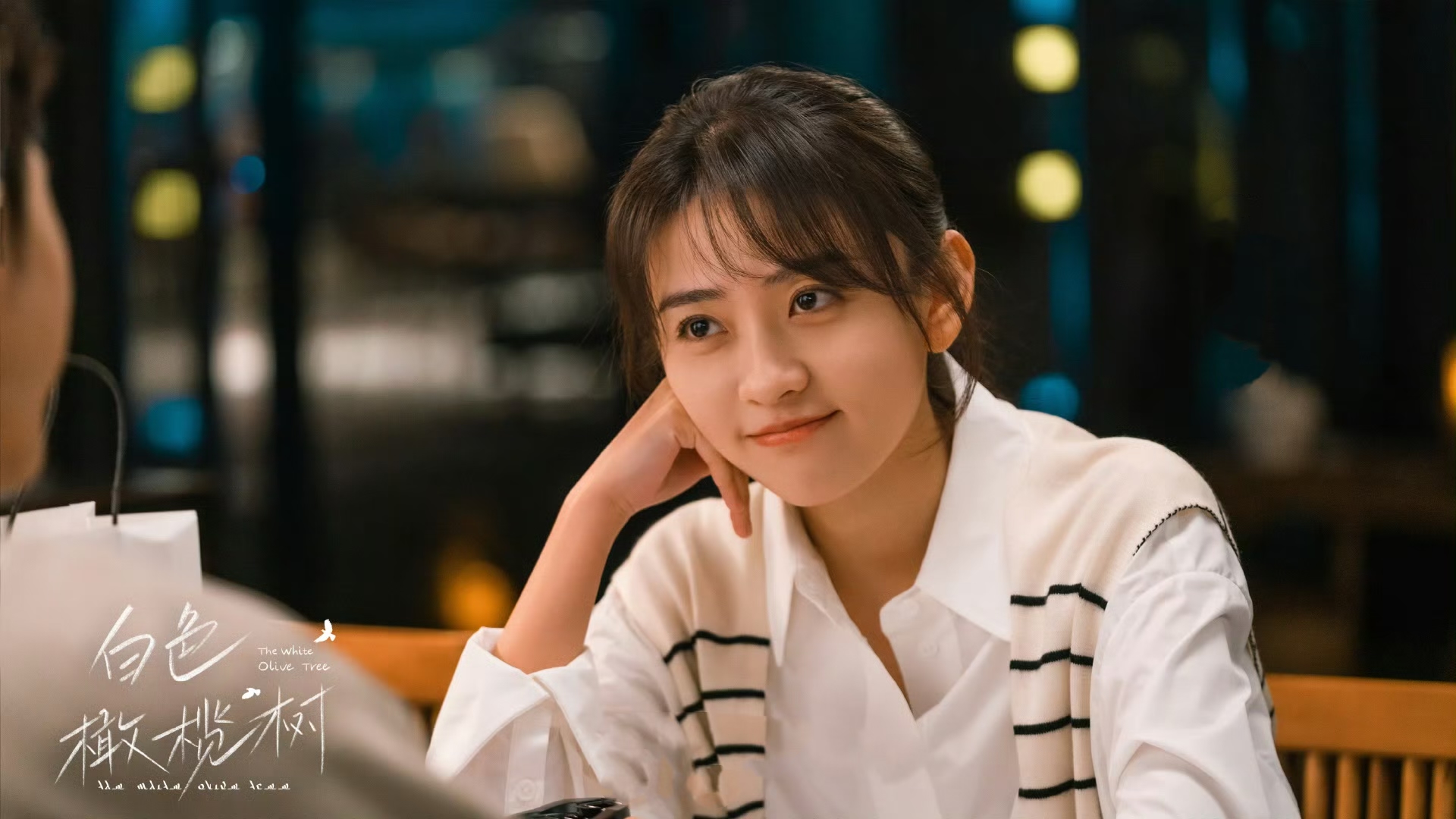 由陈哲远,梁洁等主演的都市爱情剧《白色橄榄树》今日开播,将于桃厂