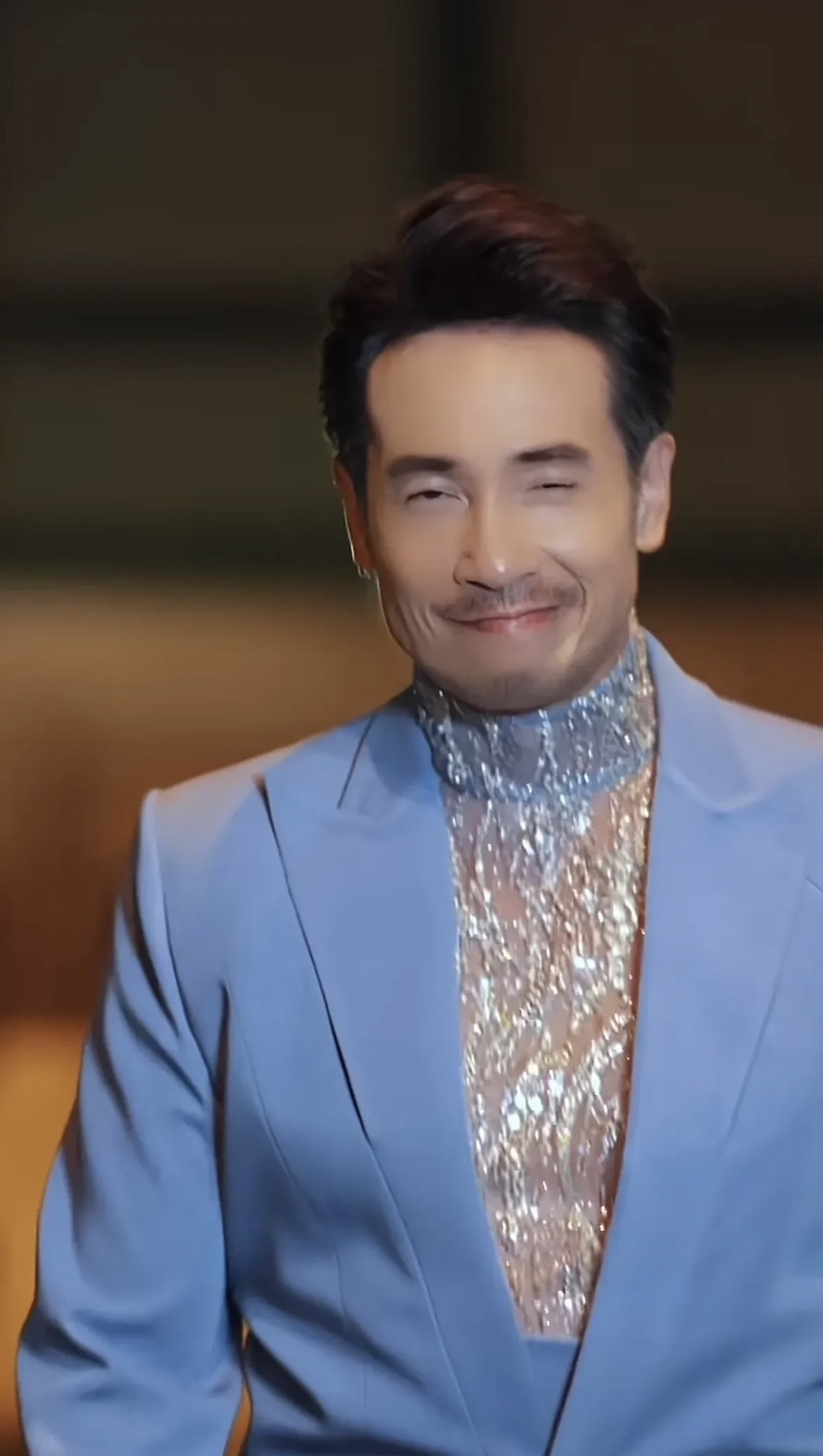 陈豪还是放不开了,他的气质不太适合这样的服饰,应该让痞帅之