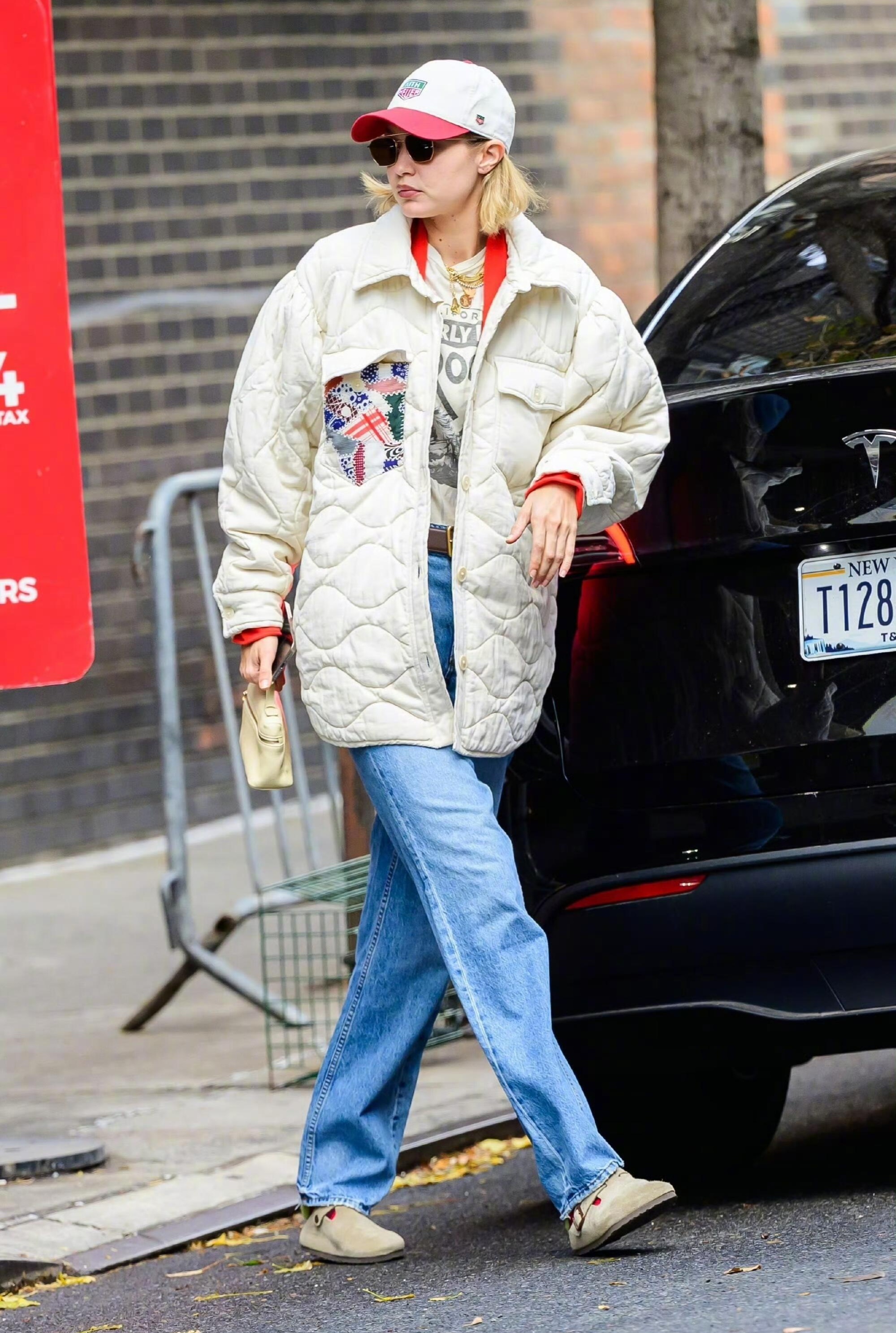 超模gigi hadid 休闲造型甜美露甜笑