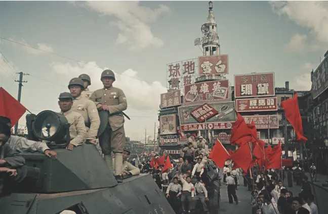 1949年,人民解放军在一片欢呼声中进入上海