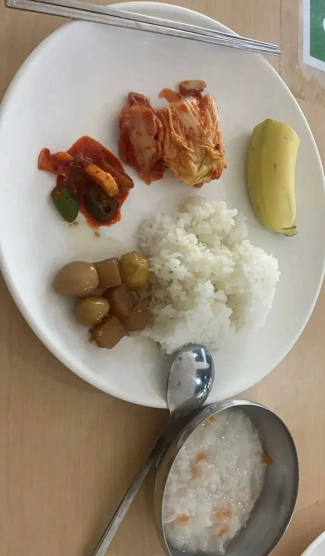这是韩国一所大学食堂的韩餐看一看这个饭菜你还会向往韩国吗?