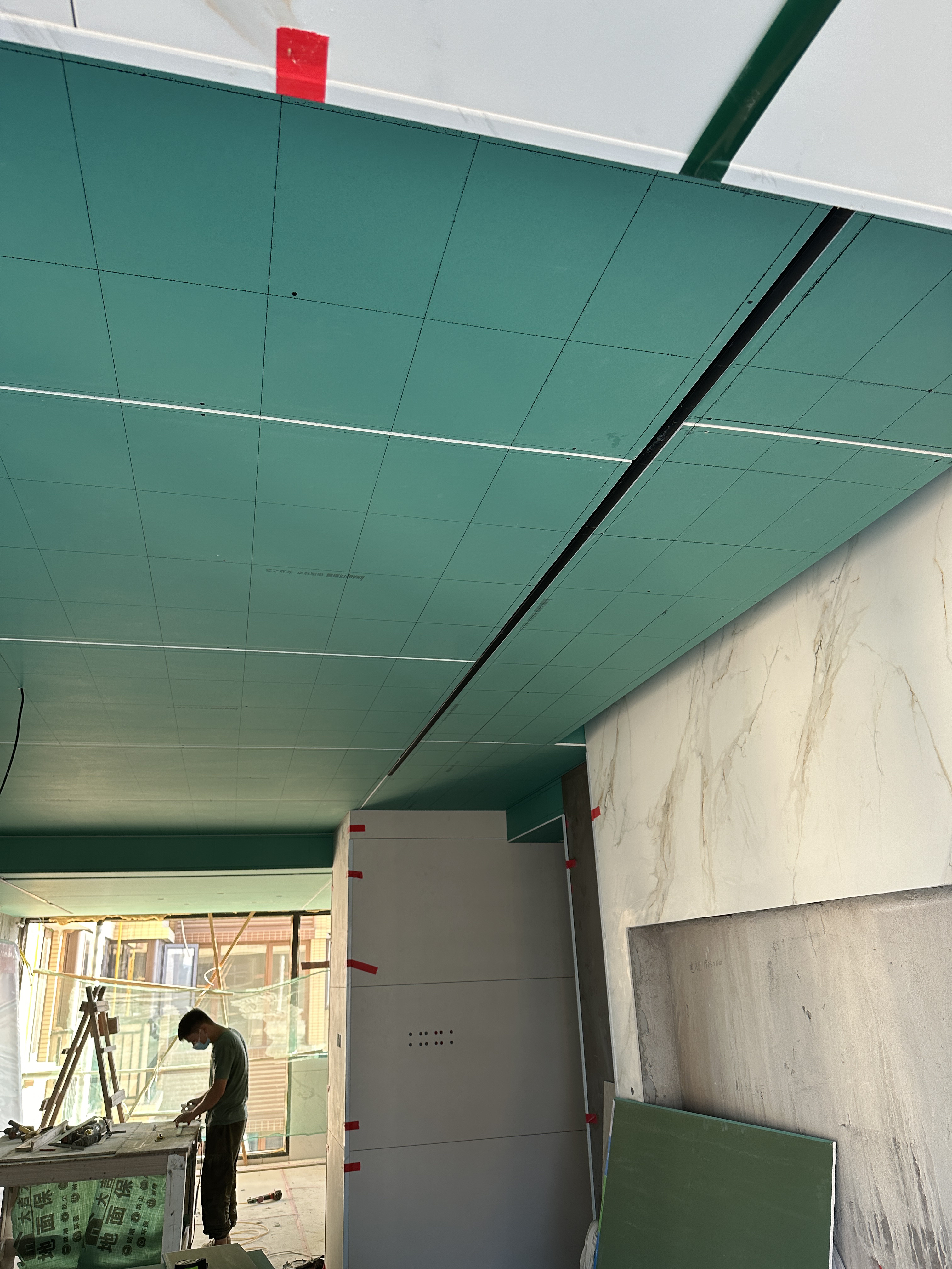 全黄金龙骨吊顶施工现场,石膏板全部封完