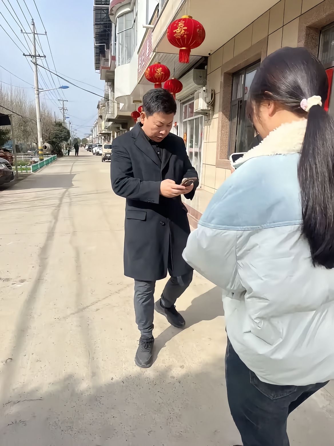开自己设计的享界s9,手拿自家的折叠屏手机,为农村