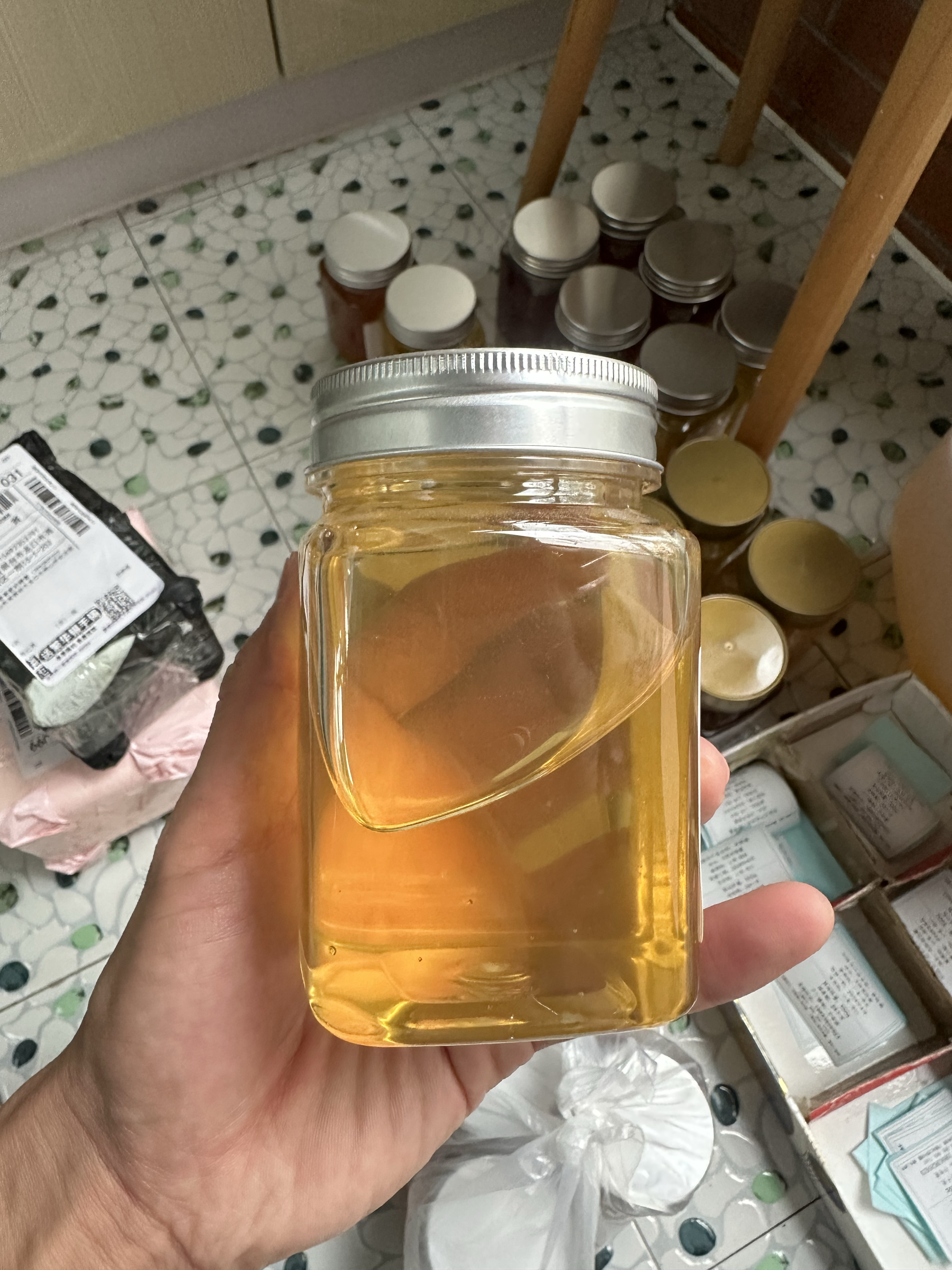 做梦梦到蜂蜜和蜜蜂在家里(梦见蜜蜂窝和很多蜜蜂在家里)