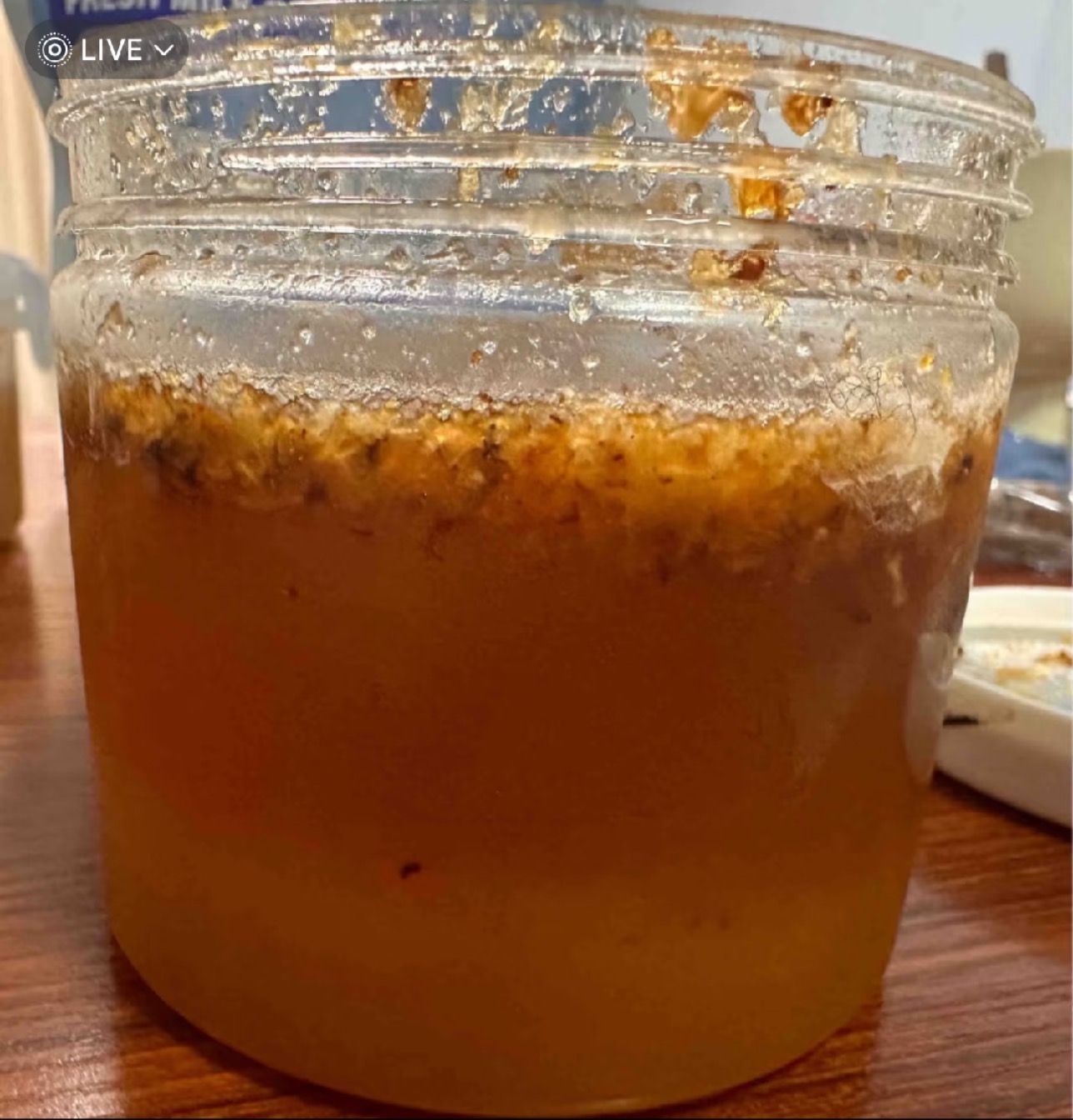 梦到自己吃蜂蜜(梦到自己吃蜂蜜很甜)
