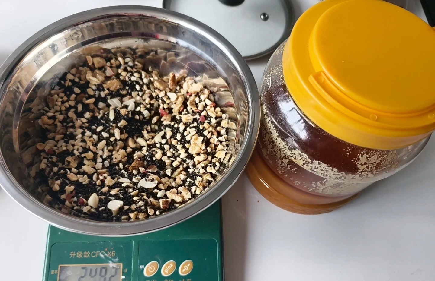 花生浸蜂蜜(花生浸蜂蜜起泡沫怎么回事)