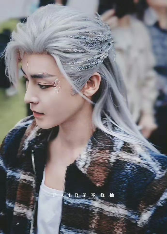 那银发搭配红色挑染,眼尾线条还被精致勾勒,每一次出场都能让人瞬间