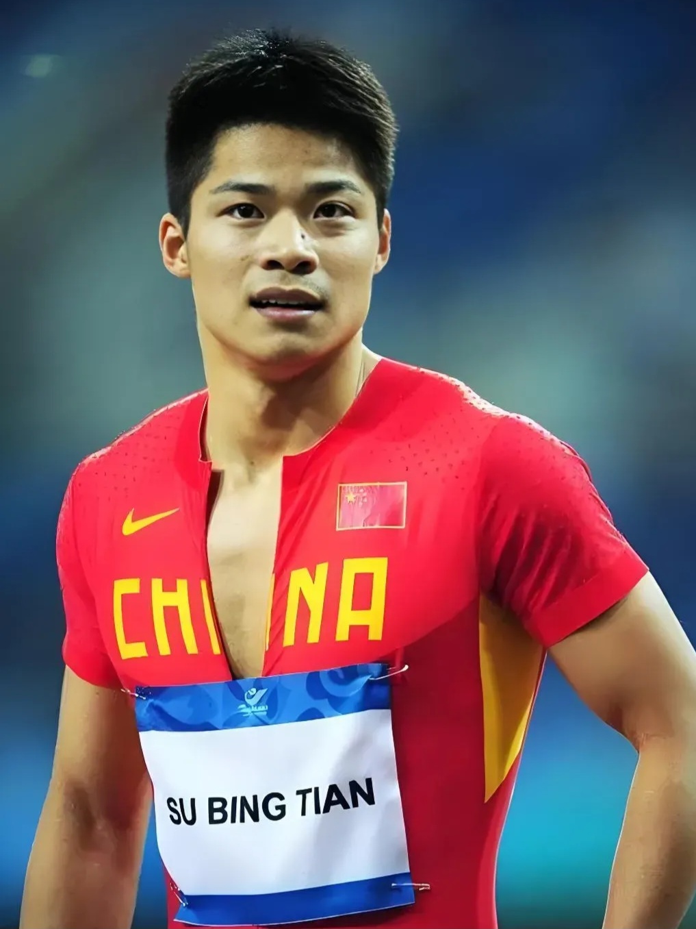 苏炳添的6个家庭成员一览:  1,妻子:林艳芳,两人初中时是同班同学