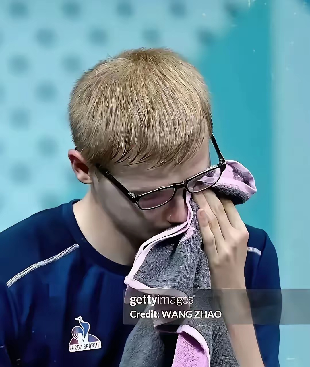 都说男儿有泪不轻弹 只是未到伤心处 战败的小布 哭得那是一个伤心