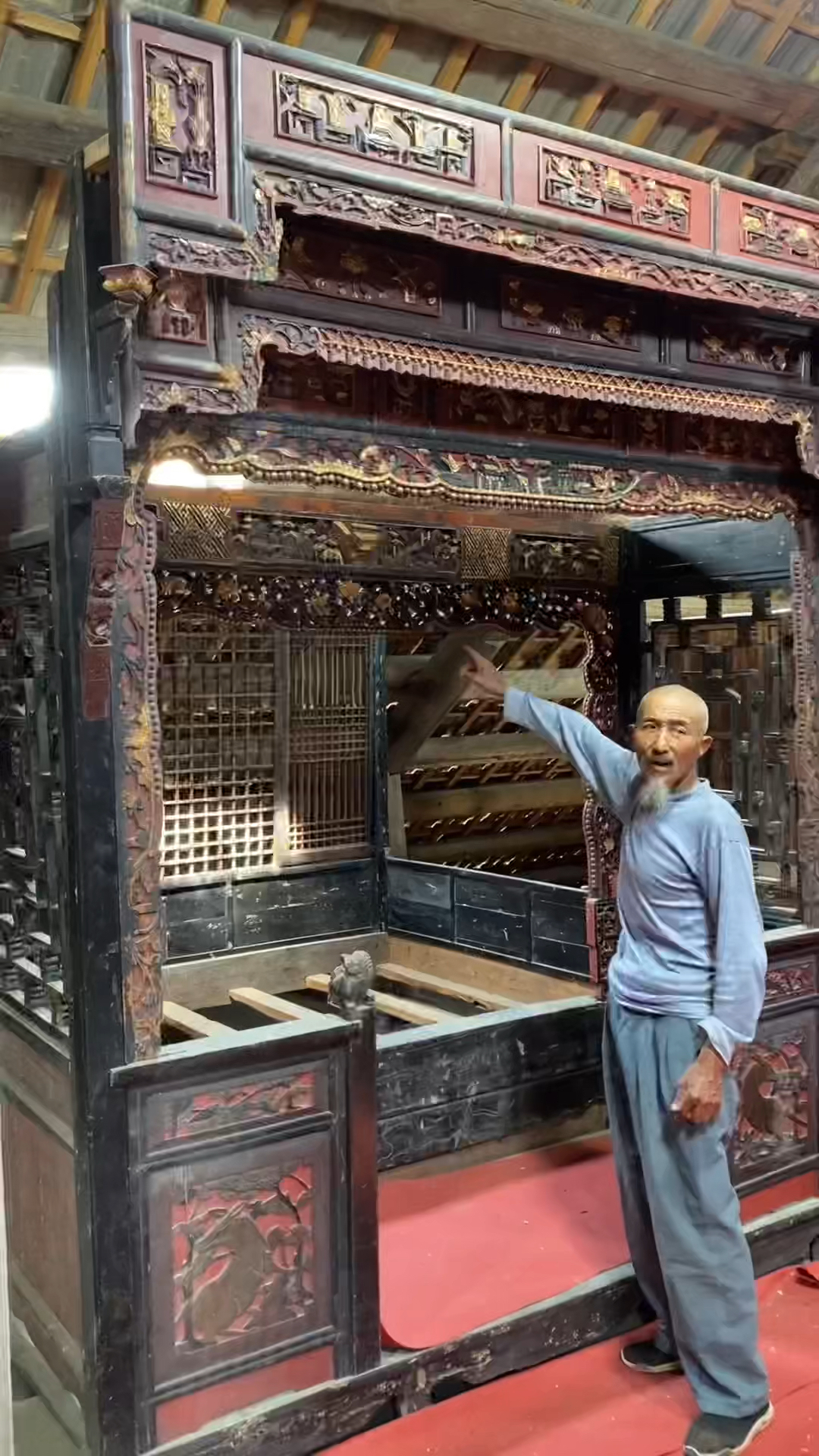 这是他的千工拔步床可儿媳妇不喜欢要卖掉,老人不知道怎么办了.