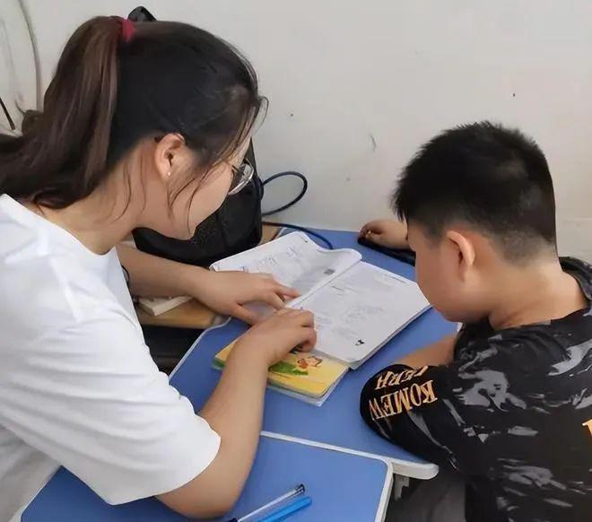 中小学教师校外补课(教师校外补课违反了哪项规定)