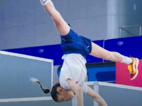 第二届跑酷世锦赛女子自由式决赛中,退役体操女将商春松凭借三个高