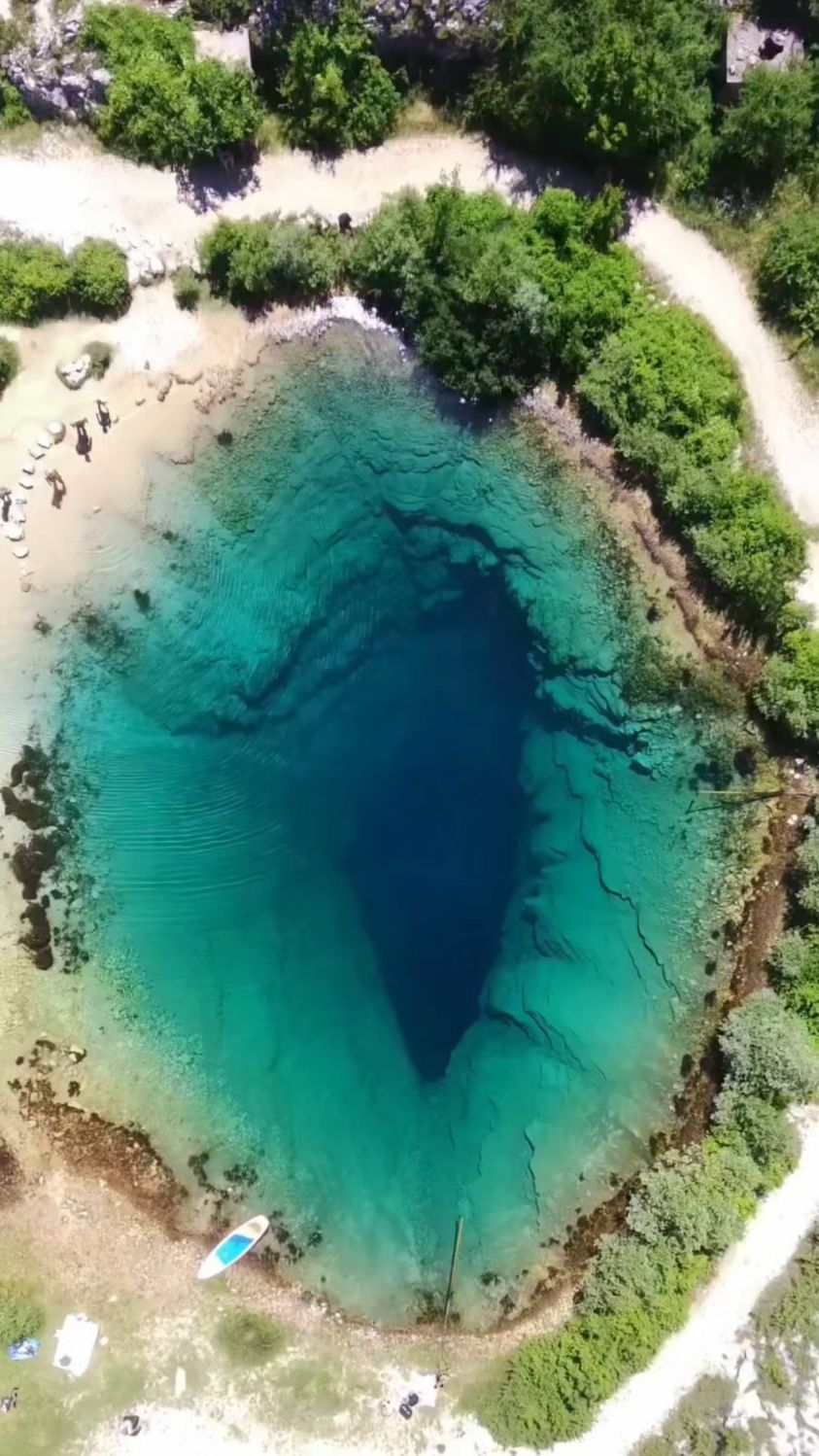 地球之眼,又名恶魔之眼,水深155米, 是一个深邃幽兰的喀斯特泉.