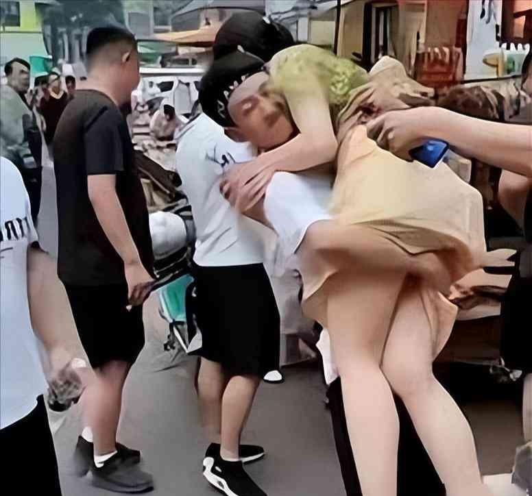 最近的一场直播里,他居然对一位年轻女子采用了