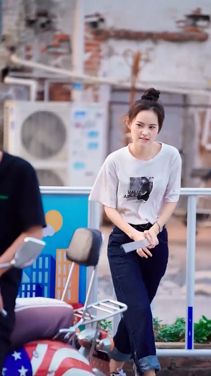 李小野搞笑视频:这小姑娘太可爱了!