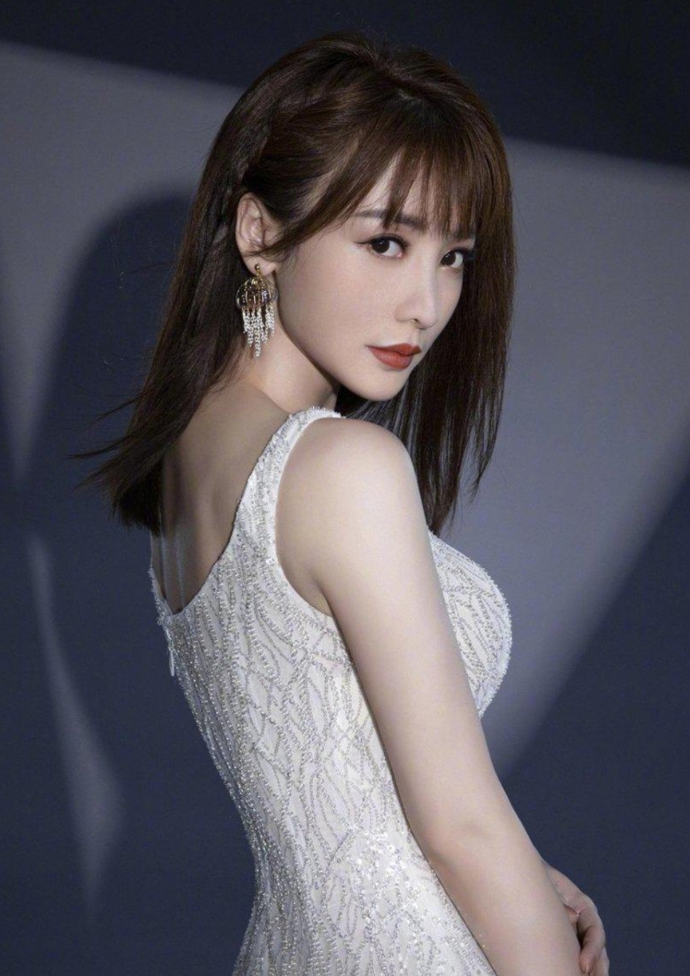 白色蕾丝鱼尾裙尽显优雅气质