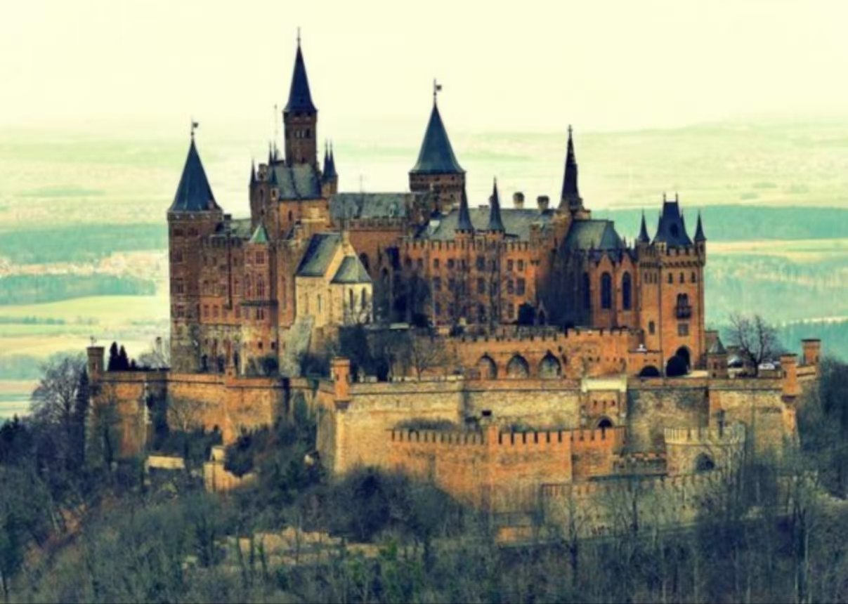 卡夫卡《城堡》:官僚体系的神秘莫测与批判性思维的缺失