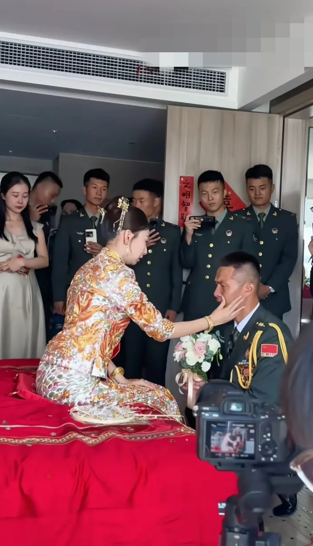 这是一位现役军人的婚礼现场只见这位兵哥哥新郎单膝跪地手捧一束