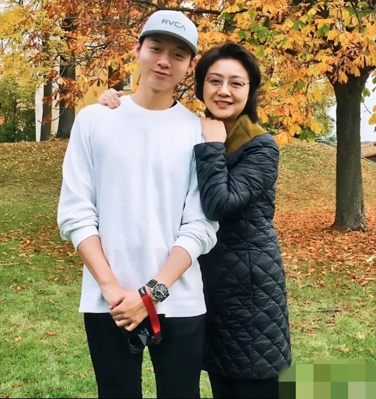 从年龄上来说,李已经58岁了,霍尊34岁,看起来有点像母子照