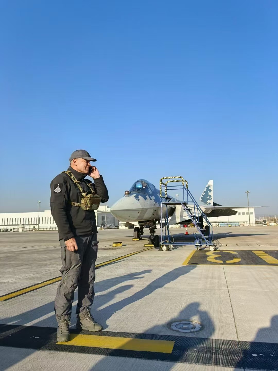 博格丹驾驶苏57回程途中再停太原,期间下机打电话,这